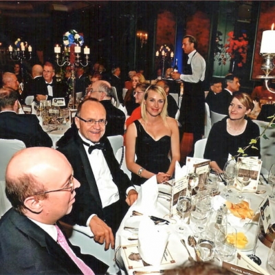 2013, auf dem 100-Jahres-Jubiläum der Fa. Heinrich Köhler im Nassauer Hof Wiesbaden mit den Auktionatoren Hans-Joachim Schwanke (li.v. Kronleuchter), Roland Meiners (Dr.phil.Derichs Köln, vorne links), der Russischdolmetscherin Marina Karp (re.v. Clauss), dem APHV-Präsidenten Armin Hölzer (hinter Clauss) sowie dem weltbekannten Schweiz-Sammler Silvain Wyler † (direkt re.v. dem Kellner) - Foto: Heinrich Köhler