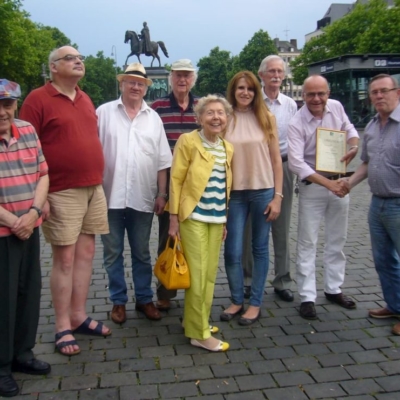 2017, mit Posthistorikern der ArGe Jugoslawien am Kölner Heumarkt (mit dem Reiterstandbild im Hintergrund). | Foto: unbekannter Passant