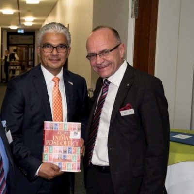 2017, mit dem Bonner Oberbürgermeister Ashok-Alexander Sridharan auf einer philatelistischen Großveranstaltung der ArGe Indien-Südasien (FGI) im GSI Bonn. | Foto: Lucas Pietka