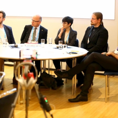 2019, mit irischem, italienischer und tschechischem Teilnehmenden auf dem Europa-Podium des Global Medium Forum 2019 der Deutschen Welle in Bonn. | Foto: Deutsche Welle