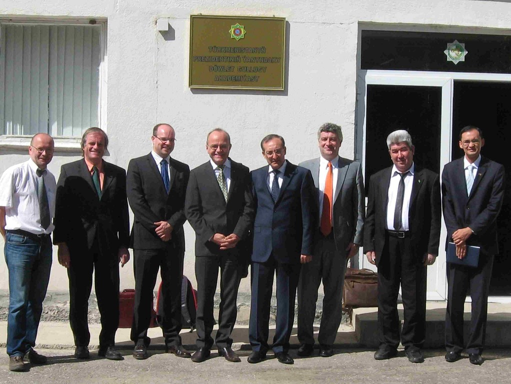 2011, in Ashgabat mit dem Rektor der Turkmenischen Verwaltungsakademie und dem GSI-Team