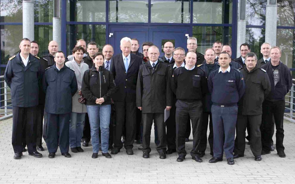 2011, Staatssekretär a.D. Dr. Dieter Kastrup mit Seminarteilnehmern des Streitkräfteunterstützungskommandos im Köln-Porz-Wahnheide