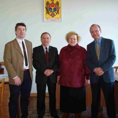 2003, im Nationalparlament von Chisinau (Moldau) im Büro des Parlamentsvizepräsidenten v.l.n.r.: Hans Born (GSI-Projektmanager), Parl.VizePräs, Dr. Ljubov Nemcinova (EU-Projektmanagerin), Clauss (GSI-EU-Projektleiter)