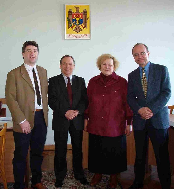 2003, im Nationalparlament von Chisinau (Moldau) im Büro des Parlamentsvizepräsidenten v.l.n.r.: Hans Born (GSI-Projektmanager), Parl.VizePräs, Dr. Ljubov Nemcinova (EU-Projektmanagerin), Clauss (GSI-EU-Projektleiter)