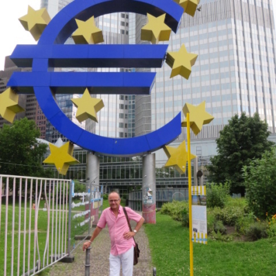 2014, Dr. Jan Clauss vor dem alten EZB-Gebäude in Frankfurt am Main | Fotograf: Peter Hetzl