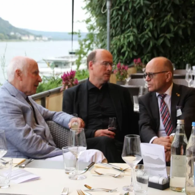 Juni 2023: als Rotarier mit Dr. Dieter Piel, Gründungspräsident des Rotary Clubs Bonn-Museumsmeile und ehem. Bonner ZEIT-Korrespondent, sowie Pfarrer Joachim Gerhardt bei der rotarischen Ämterübergabe vor der Silhouette des Drachenfelses. Foto: Isabell Spilker